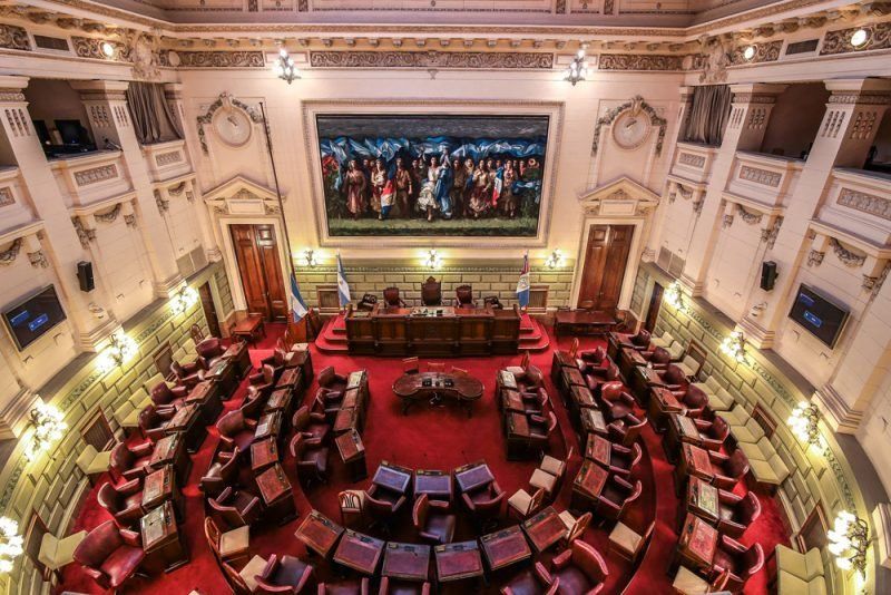 El proyecto fue elaborado por legisladores de diferentes bancas. Se trata los diputados Carlos Del Frade (Frente Social y Popular), Lucila De Ponti (PJ), Agustina Donnet y Rubén Giustiniani (Bloque Igualdad). 