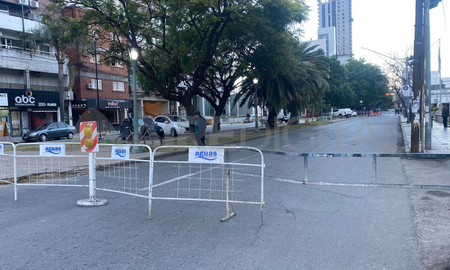 Socavón de Bulevar y 9 de Julio: cortes de tránsito y desvios de colectivos por los trabajos de Assa. Socavón de Bulevar y 9 de Julio: cortes de tránsito y desvios de colectivos por los trabajos de Assa.