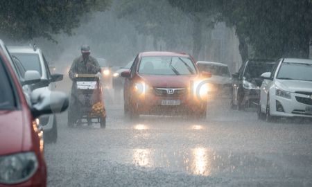 En la ciudad de Santa Fe y alrededores, mañana sábado comenzaremos la jornada con posibles lluvias y tormentas, pero tendremos un mejoramiento temporario durante la tarde, con bajas chances de precipitaciones aisladas. En la ciudad de Santa Fe y alrededores, mañana sábado comenzaremos la jornada con posibles lluvias y tormentas, pero tendremos un mejoramiento temporario durante la tarde, con bajas chances de precipitaciones aisladas.