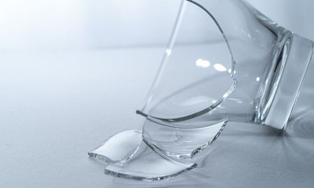 Romper un vaso tiene un significado oculto que muchos no conocen. Romper un vaso tiene un significado oculto que muchos no conocen.