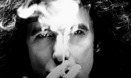 El propio Andrés, rememora los capítulos más importantes de su vida en un viaje que lo lleva desde joven aspirante a músico, a estrella de rock internacional. El propio Andrés, rememora los capítulos más importantes de su vida en un viaje que lo lleva desde joven aspirante a músico, a estrella de rock internacional.