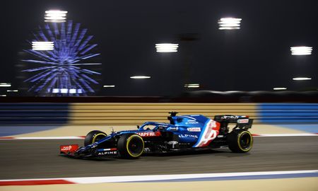 Fernando Alonso no pudo terminar el GP de Bahréin de la Fórmula 1 porque un envoltorio recalentó su auto. Fernando Alonso no pudo terminar el GP de Bahréin de la Fórmula 1 porque un envoltorio recalentó su auto.