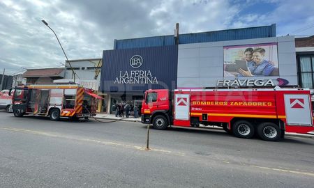 se incendio parte de la feria argentina en la avenida aristobulo del valle se incendio parte de la feria argentina en la avenida aristobulo del valle