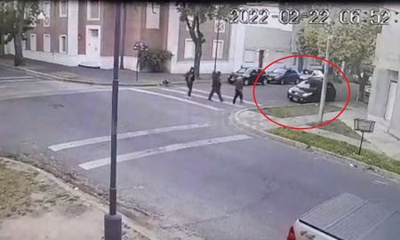 Secuestro. El momento en que los tres hombres abordaron a la víctima. Secuestro. El momento en que los tres hombres abordaron a la víctima.