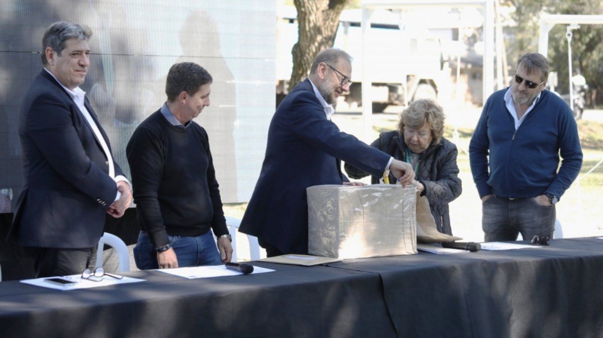 Del acto participaron, entre otros, el ministro de Gestión Pública Marcos Corach, la intendenta de Esperanza Ana Mainers y el senador del departamento Las Colonias Rubén Pirola.