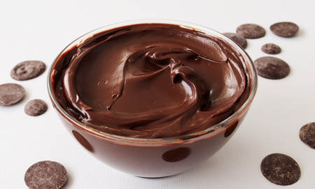 Cómo hacer una ganache de chocolate amargo con la receta de Tefi Russo Cómo hacer una ganache de chocolate amargo con la receta de Tefi Russo