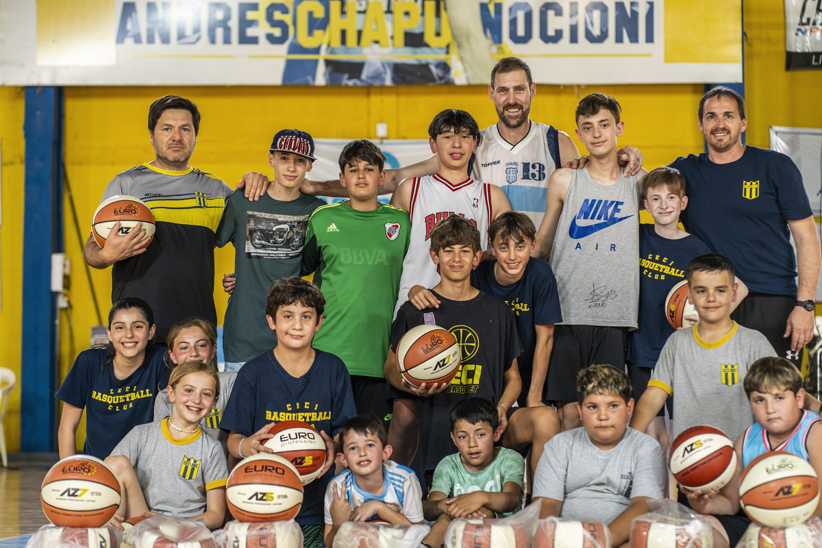 Chapu, los nenes y las pelotas de básquet donadas. Felicidad plena en Ceci BB. Chapu, los nenes y las pelotas de básquet donadas. Felicidad plena en Ceci BB.