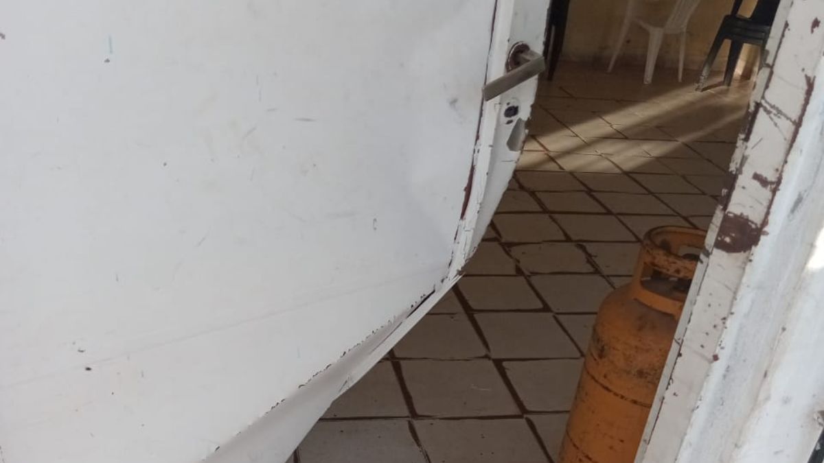 Así encontró la puerta José, presidente de la vecinal. Así encontró la puerta José, presidente de la vecinal.