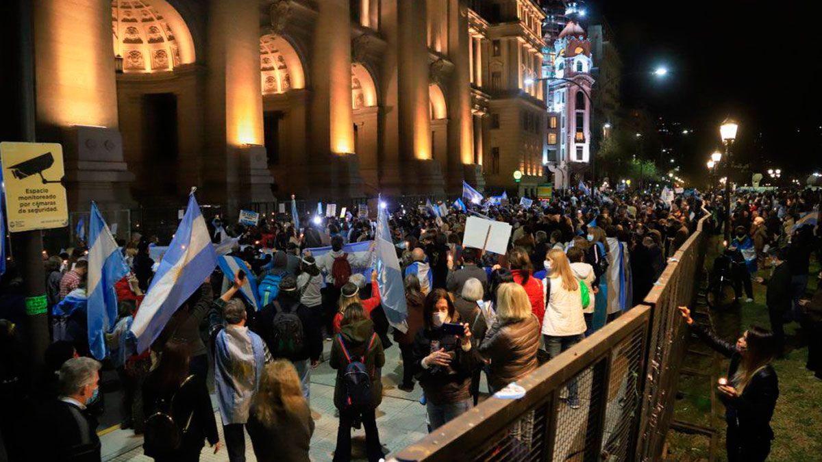 La concentración comenzó pasadas las 19:00 frente a la sede judicial ubicada en Talcahuano al 500