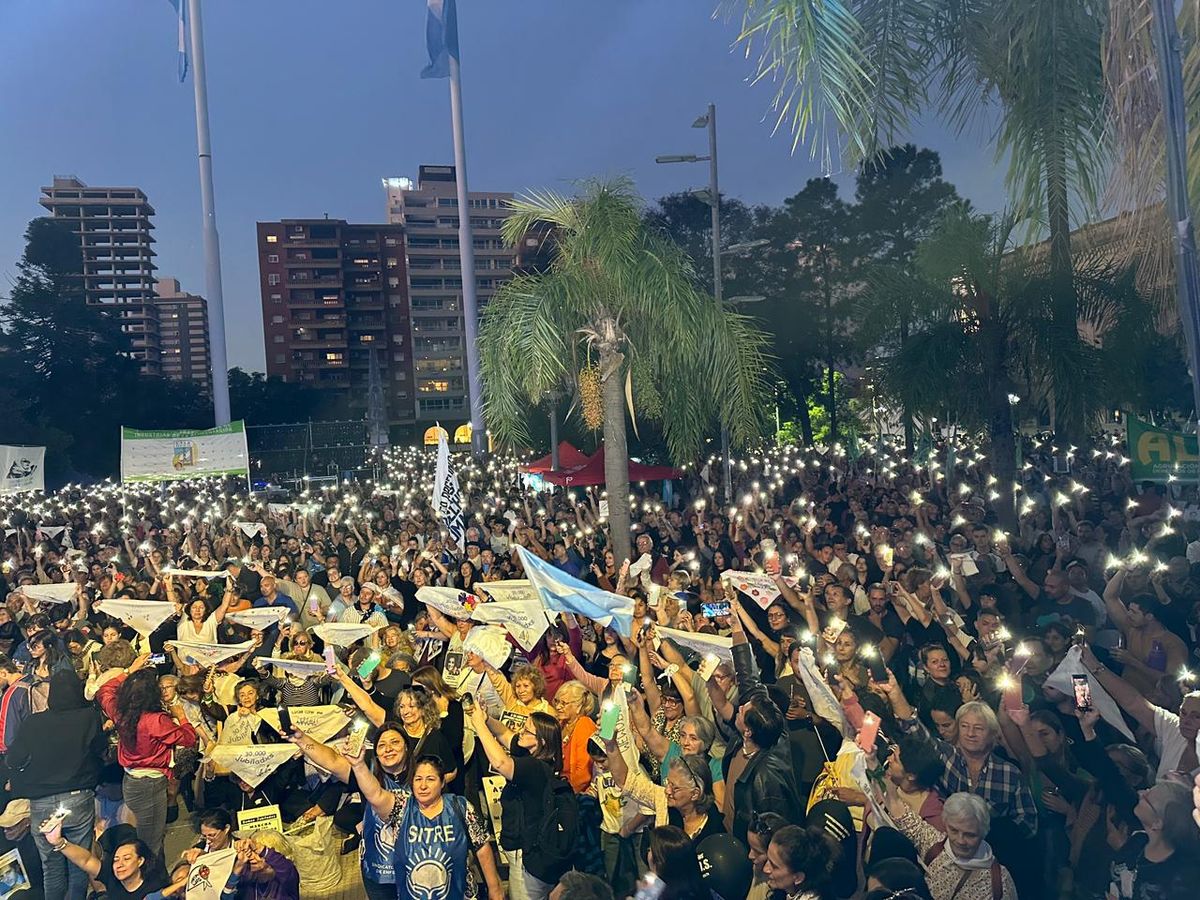 Organismos de derechos humanos de Santa Fe convocaron a una nueva marcha a 50 años del último golpe de Estado. La participación fue multitudinaria. Organismos de derechos humanos de Santa Fe convocaron a una nueva marcha a 50 años del último golpe de Estado. La participación fue multitudinaria.
