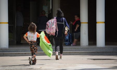 Con una vuelta progresiva, alumnos de la escuela Rivadavia de San Cristóbal regresaron a clases. La ciudad recupera movimiento tras días marcados por el dolor. Con una vuelta progresiva, alumnos de la escuela Rivadavia de San Cristóbal regresaron a clases. La ciudad recupera movimiento tras días marcados por el dolor.