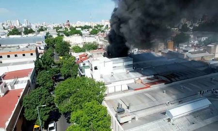un incendio causo estragos en la paternal: seis dotaciones de bomberos trabajaron en el lugar un incendio causo estragos en la paternal: seis dotaciones de bomberos trabajaron en el lugar