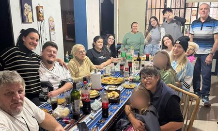 Wanda Nara acompañó a sus hijas a Rosario para festejar el 25 de mayo junto al abuelo de las menores. Wanda Nara acompañó a sus hijas a Rosario para festejar el 25 de mayo junto al abuelo de las menores.