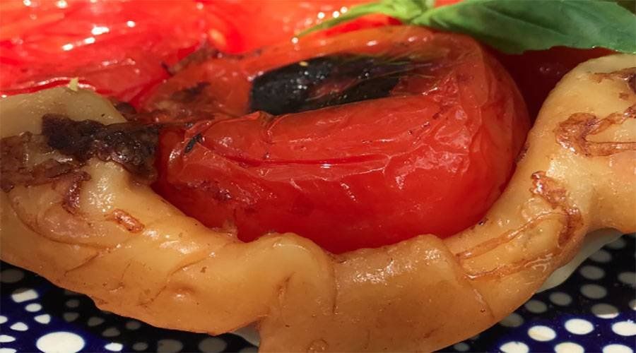 Tarta de tomates invertida rellena de quesos y hierbas