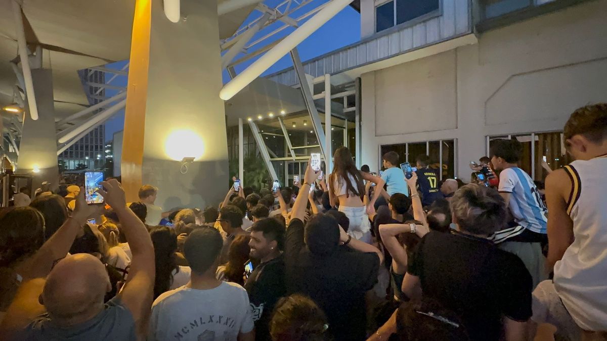 La tarde de Santa Fe en la zona del shopping repleta de hinchas de Boca. La tarde de Santa Fe en la zona del shopping repleta de hinchas de Boca.