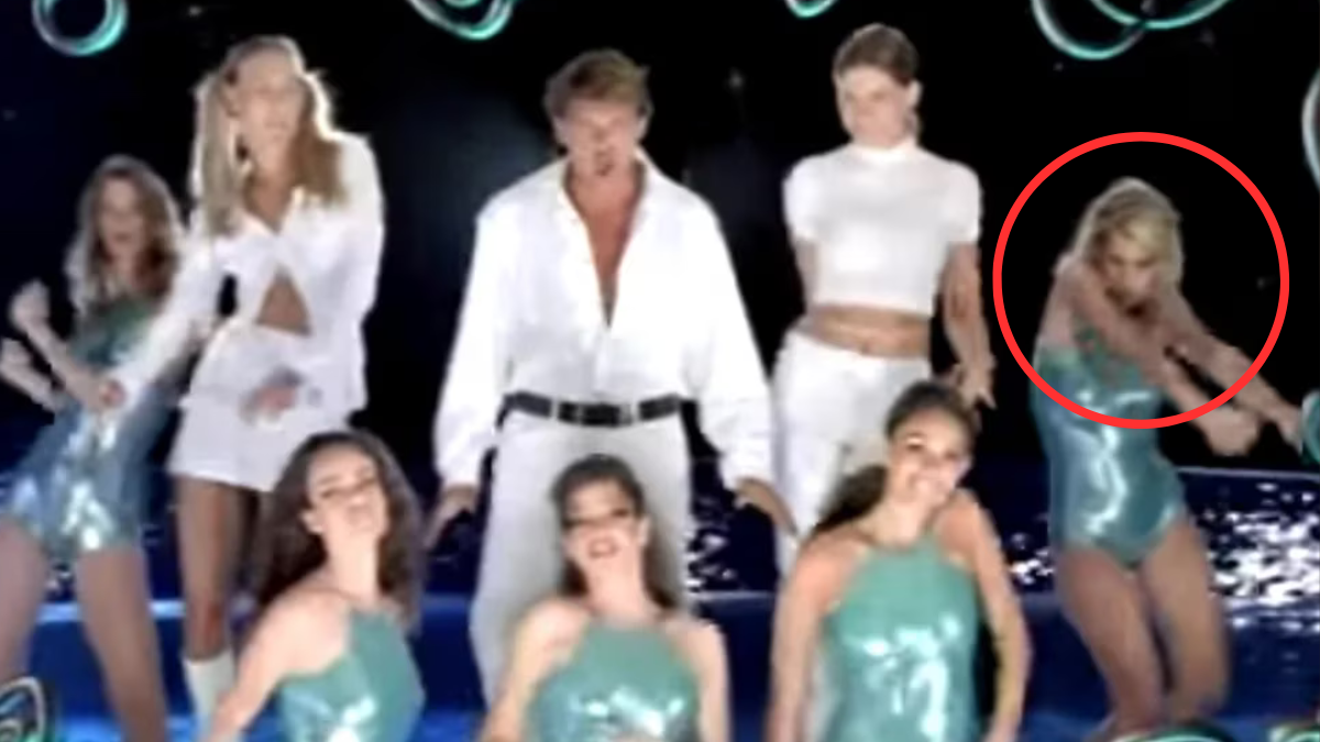Carolina Losada partició en el video de "Como es posible que a mi lado" de Luis Miguel.