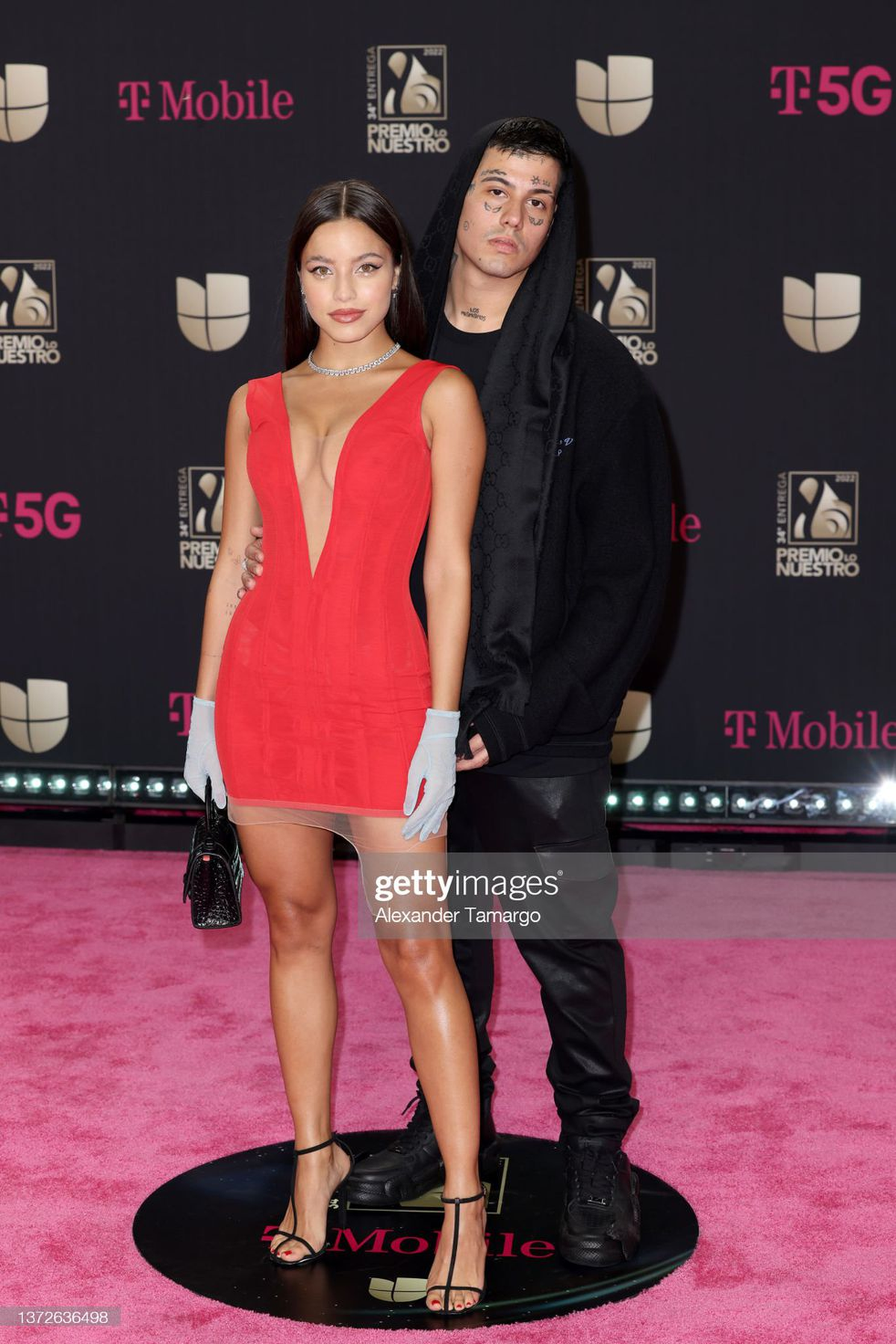 Emilia Mernes y Duki en Premios lo Nuestro 2022.