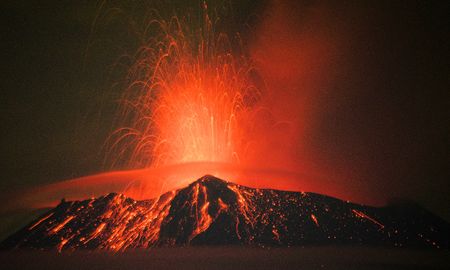 Material incandescente saliendo del cráter del volcán Popocatépetl de México. Material incandescente saliendo del cráter del volcán Popocatépetl de México.