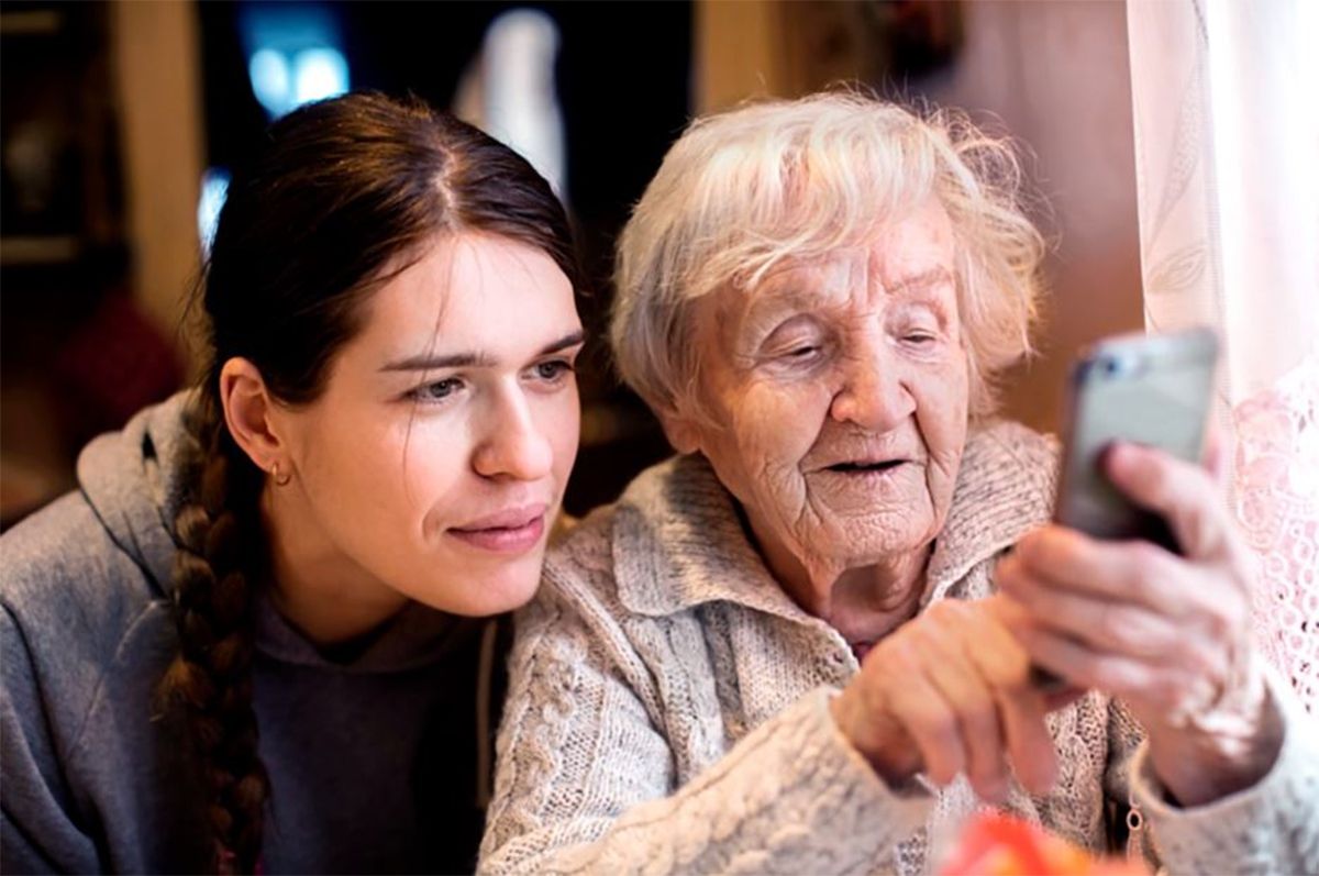 Una de las mayores dificultades para los adultos mayores es manejar sus cuentas bancarias a través de las herramientas digitales.