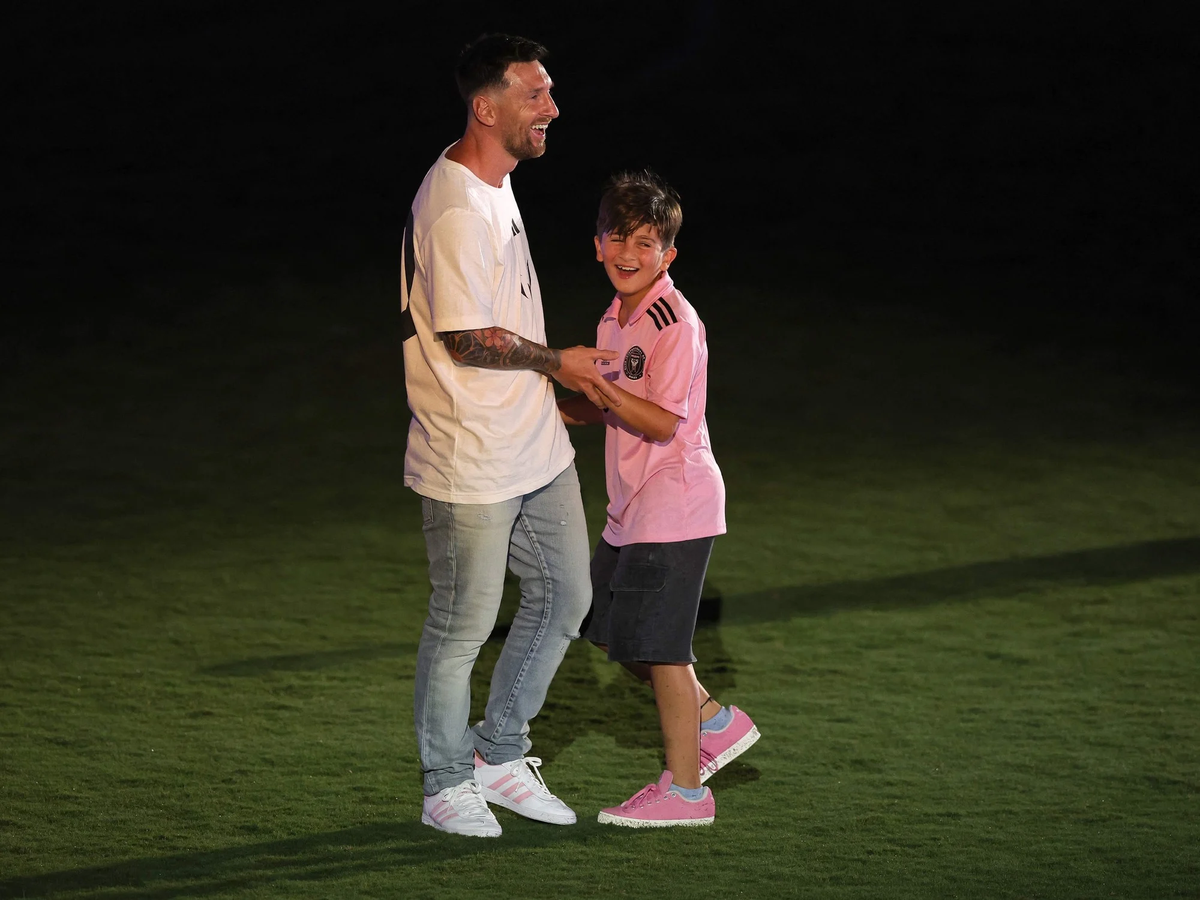 Thiago Messi dejó mal parado a su papá durante la presentación.