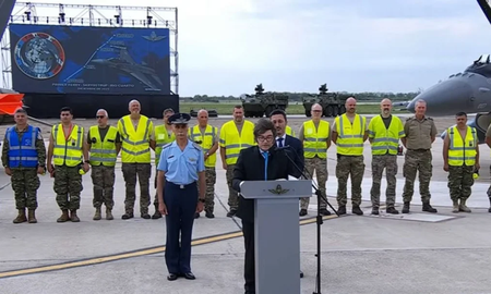 El Presidente destacó la inversión en armamento militar y enfatizó que “a partir de hoy todos y cada uno de nosotros estará un poco más seguro”. El Presidente destacó la inversión en armamento militar y enfatizó que “a partir de hoy todos y cada uno de nosotros estará un poco más seguro”.