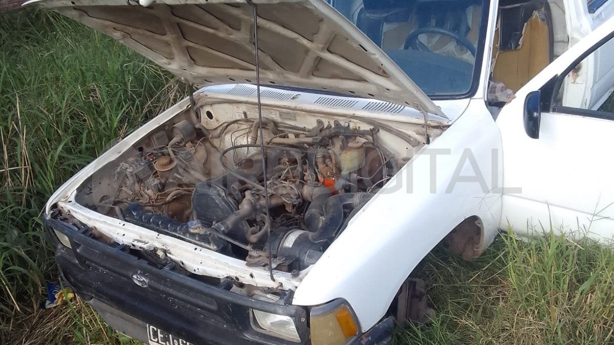 La camioneta fue hallada totalmente destruida.