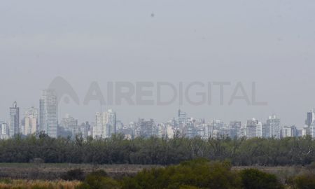 La ciudad de Rosario, cubierta de un denso manto de humo que incrementa las dificultades. La ciudad de Rosario, cubierta de un denso manto de humo que incrementa las dificultades.