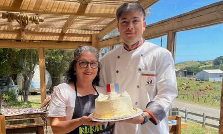 Juan Pablo Capafons aplicó técnicas aprendidas en Santa Fe para adaptar el paladar chileno a la abundancia de la pastelería argentina. Juan Pablo Capafons aplicó técnicas aprendidas en Santa Fe para adaptar el paladar chileno a la abundancia de la pastelería argentina.