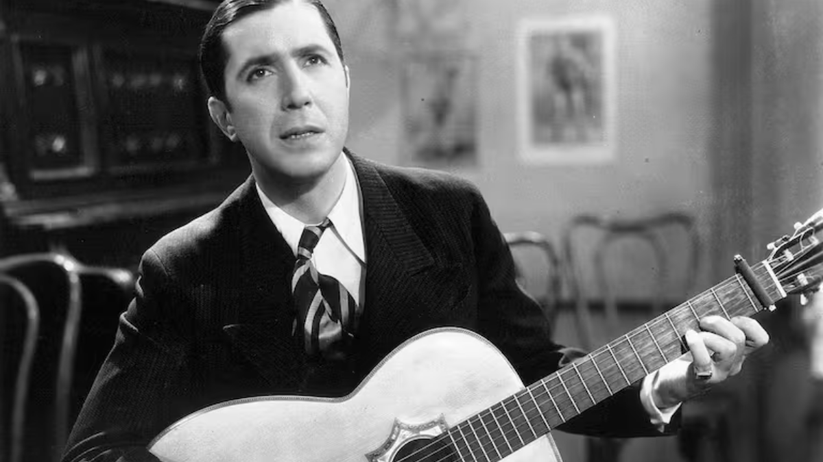 Carlos Gardel fue un cantante, compositor y actor de cine nacionalizado argentino nacido en el siglo XIX y fallecido en 1935. Es el más conocido representante del género en la historia del tango