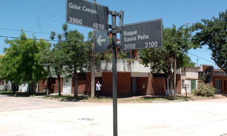 Se reestableció el tránsito en la intersección de Roque Sáenz Peña y Crespo tras siete años de reclamos de vecinos e intransitibilidad. Se reestableció el tránsito en la intersección de Roque Sáenz Peña y Crespo tras siete años de reclamos de vecinos e intransitibilidad.