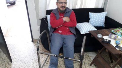 Es discapacitado motriz y perdió un accesorio imprescindible en su silla de ruedas