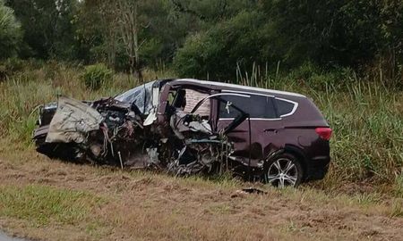 Así quedó el auto en el que se desplazaba Salcedo y su familia. Así quedó el auto en el que se desplazaba Salcedo y su familia.