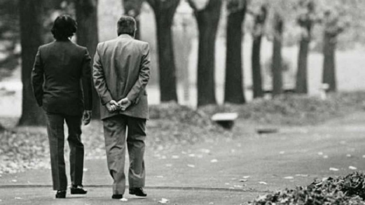 Alfonsín y Menem, caminando por la quinta de Olivos en 1989, antes de la transición. Foto histórica de Bugge. Alfonsín y Menem, caminando por la quinta de Olivos en 1989, antes de la transición. Foto histórica de Bugge.