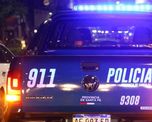 Nueve policías fueron detenidos este viernes en Rosario acusados de prender fuego a un hombre en 2024 durante un operativo. Nueve policías fueron detenidos este viernes en Rosario acusados de prender fuego a un hombre en 2024 durante un operativo.