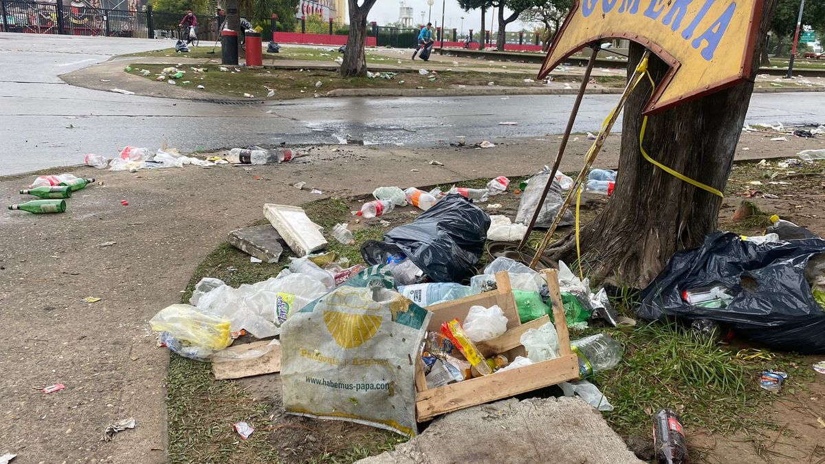 Así quedó Avenida JJ Paso después de los festejos de Colón en Santa Fe. Así quedó Avenida JJ Paso después de los festejos de Colón en Santa Fe.
