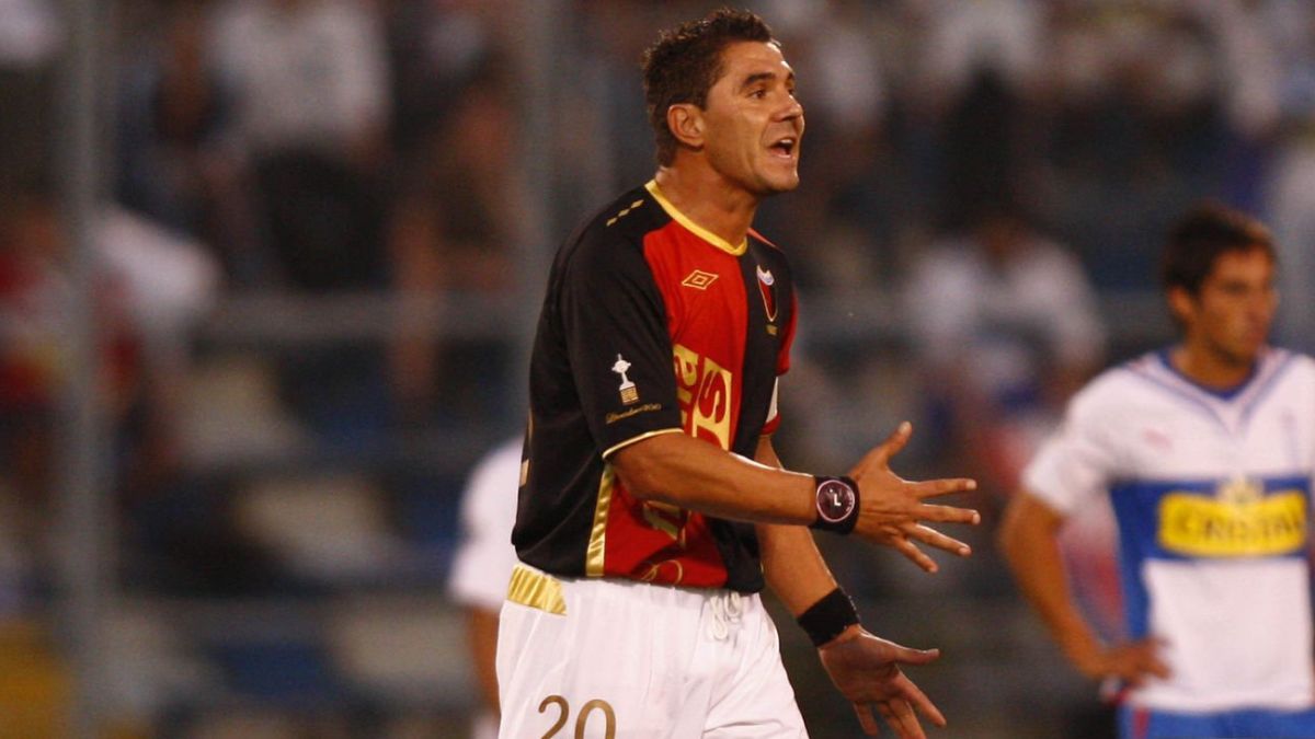 Esteban Oscar Fuertes, máximo goleador de la historia de Colón con 144 goles, disputando el partido de la Copa Libertadores 2010. Esteban Oscar Fuertes, máximo goleador de la historia de Colón con 144 goles, disputando el partido de la Copa Libertadores 2010.