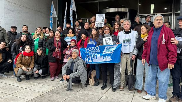 Organismos de derechos humanos, familiares de las víctimas y organizaciones sociales se concentraron frente a los Tribunales Federales de Santa Fe durante la jornada de alegatos de la causa Laguna Paiva II, un juicio histórico que investiga el abandono de niños, niñas y adolescentes como delito de lesa humanidad durante la última dictadura.