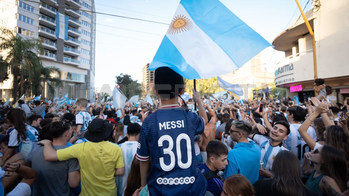 La Municipalidad calculó que este martes hubo 25.000 personas festejando en el Fan Fest de Bulevar y Rivadavia.