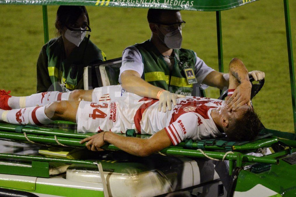 Kevin Zenón, titular ante Newell's, se retiró del partido en Rosario con gestos de dolor y su lesión es todavía una incógnita.