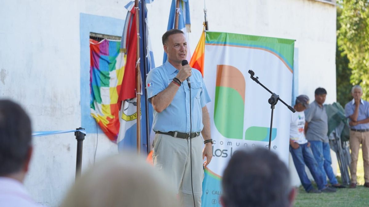 “Para la gestión del gobernador Pullaro, llegar con infraestructura básica a las comunidades que más lo necesitan, es una prioridad absoluta”, dijo el ministro Lisandro Enrico. “Para la gestión del gobernador Pullaro, llegar con infraestructura básica a las comunidades que más lo necesitan, es una prioridad absoluta”, dijo el ministro Lisandro Enrico.