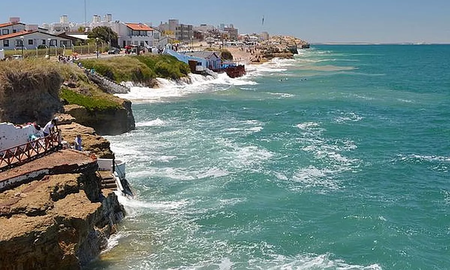 Un paraíso patagónico: Las Grutas combina aguas cálidas, paisajes únicos y una atmósfera mediterránea. Un paraíso patagónico: Las Grutas combina aguas cálidas, paisajes únicos y una atmósfera mediterránea.