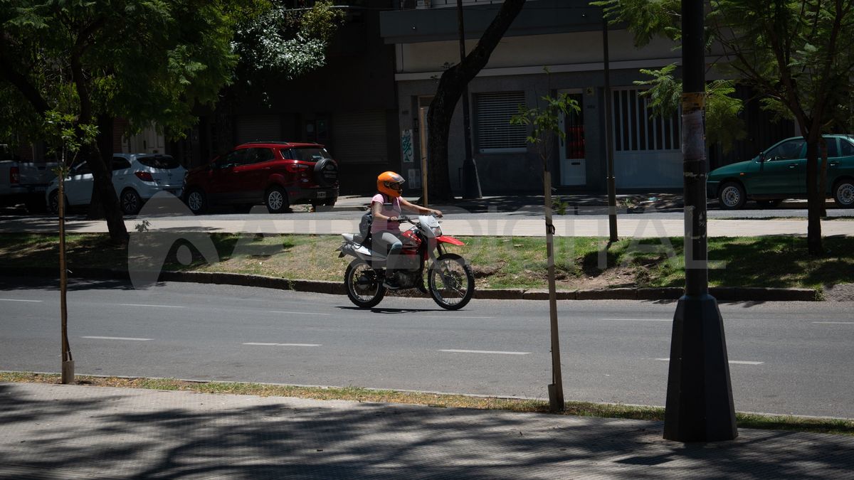 En la mano sur de Bulevar Gálvez entre Alberdi y Sarmiento hay un marcado hundimiento en la calzada.