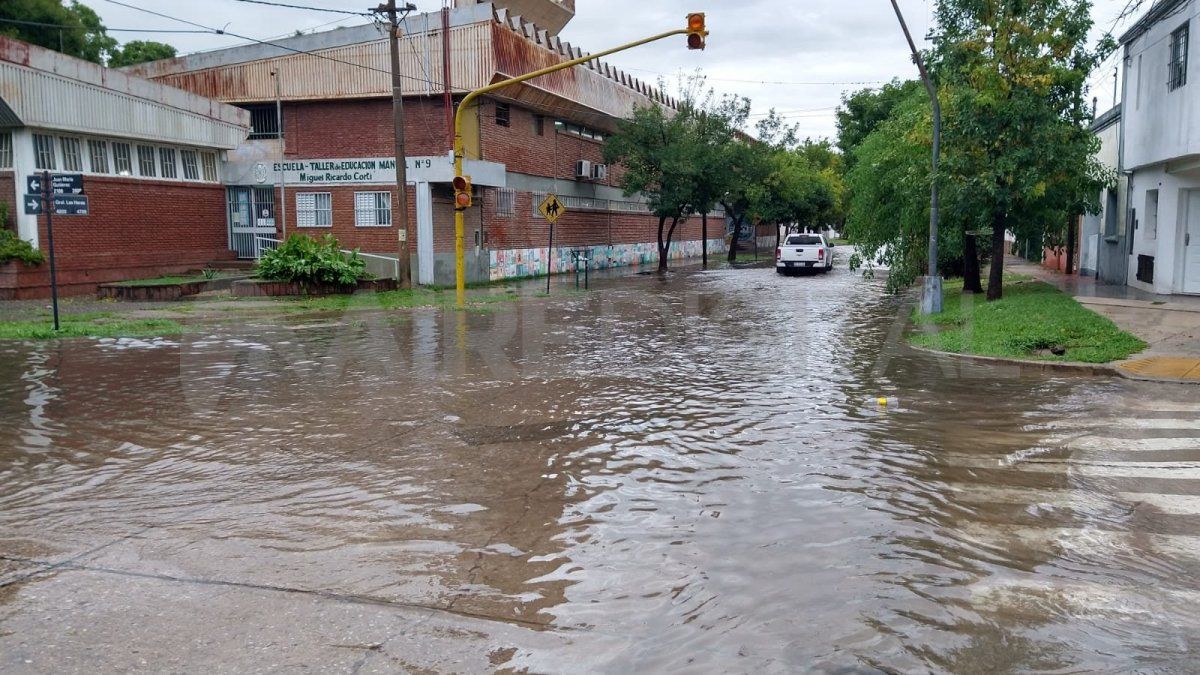 Güemes y Las Heras, otro de los puntos de la ciudad en los que se acumuló agua y se complicó el ingreso a la escuela Sargento Cabral.