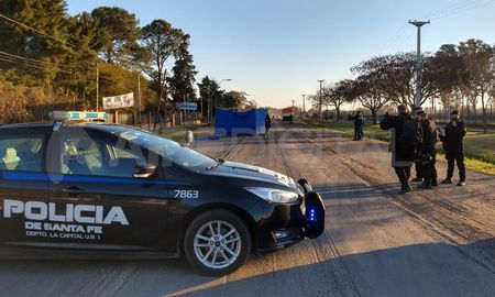 El accidente se produjo sobre la ruta 11 a la altura de Sauce Viejo. Trabaja Policía de Santa Fe y Gendarmería. El accidente se produjo sobre la ruta 11 a la altura de Sauce Viejo. Trabaja Policía de Santa Fe y Gendarmería.