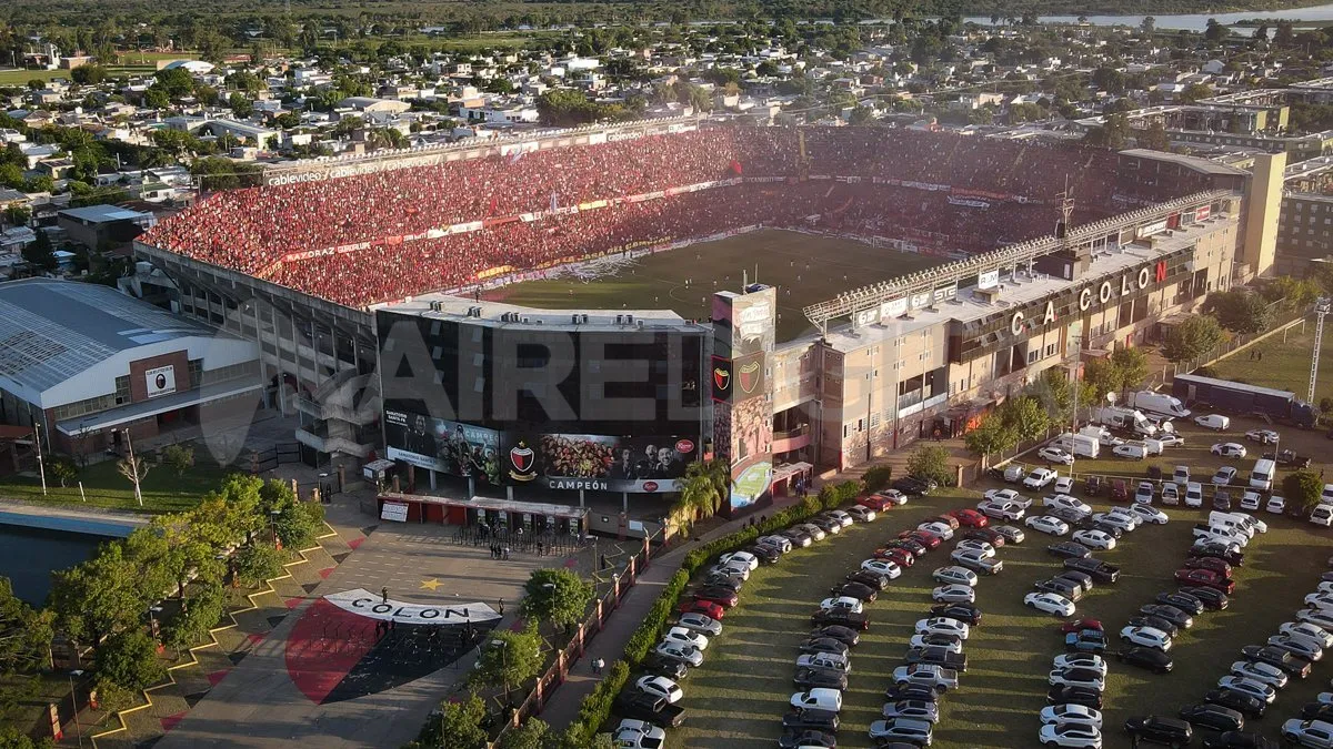 Desde el Gobierno provincial analizan rever la sanción contra el Club Atlético Colón y poder habilitar algunos sectores para el público.