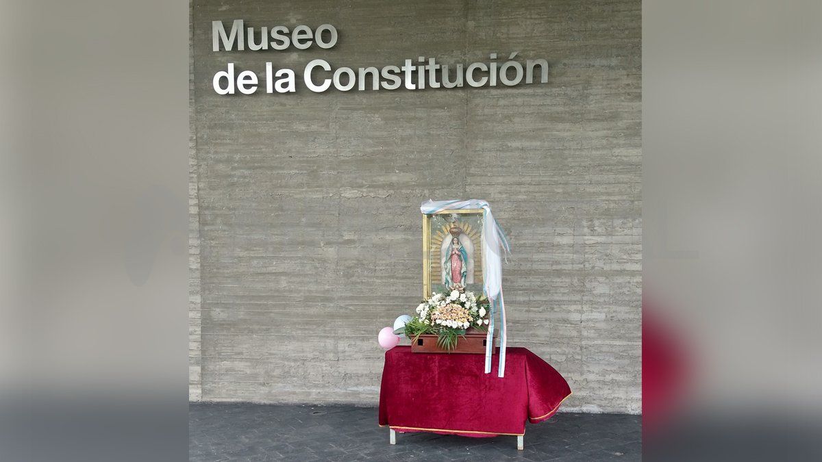 La imagen de la Virgen de Guadalupe permanece en el Museo de la Constitución hasta las 18, y luego retornará a la Basílica. La imagen de la Virgen de Guadalupe permanece en el Museo de la Constitución hasta las 18, y luego retornará a la Basílica.