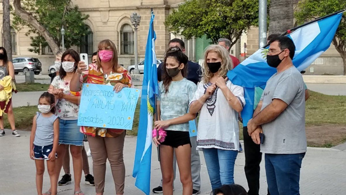 Los padres y estudiantes entonaron las estrofas del Himno Nacional Argentino frente a la Casa de Gobierno de Santa Fe.