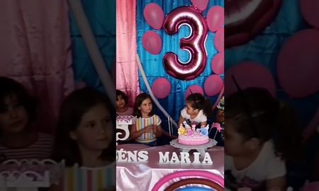 Apagó la velita de la cumpleañera, desató su furia y el video se hizo viral Apagó la velita de la cumpleañera, desató su furia y el video se hizo viral