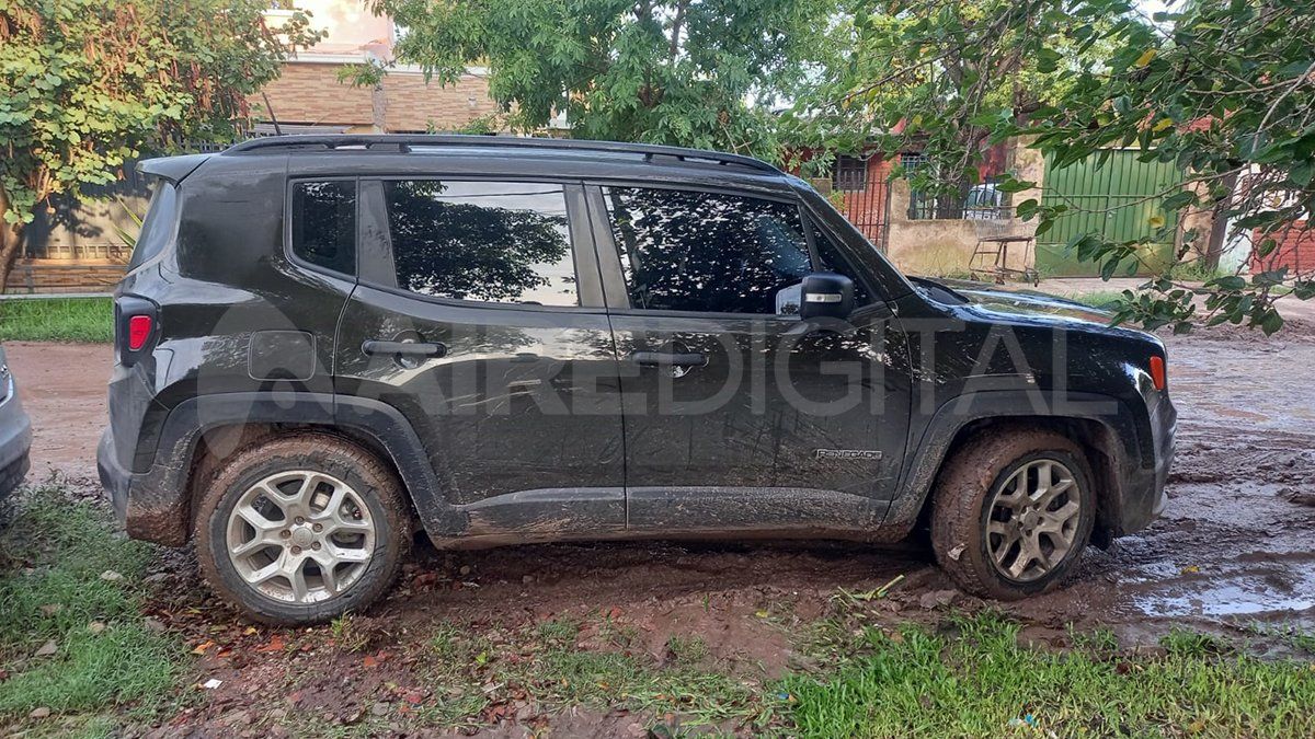 El vehículo robado es una Jeep Renegade el cual fue hallado en jurisdicción de la Comisaría 26.