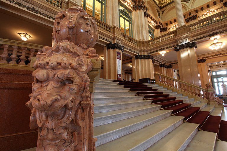 Barandas del hall de entrada.